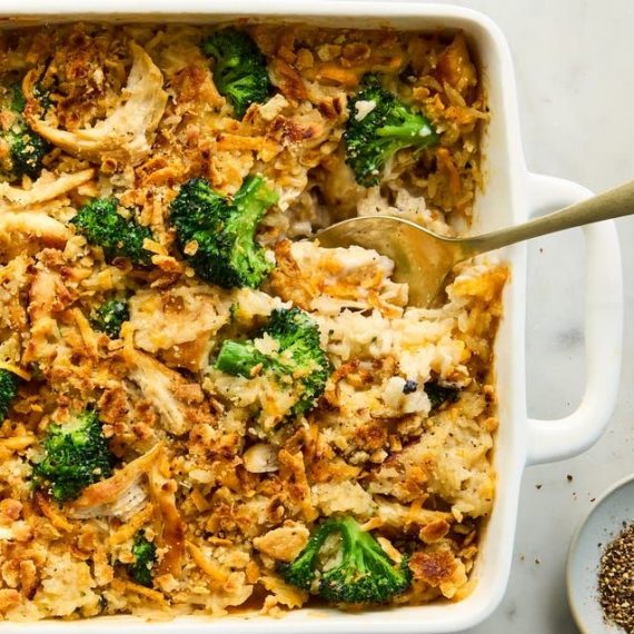 Fad med cremet kyllingegratin med broccoli og sprød topping.